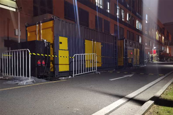 丰县柴油发电机组的输出电压是如何调节的？